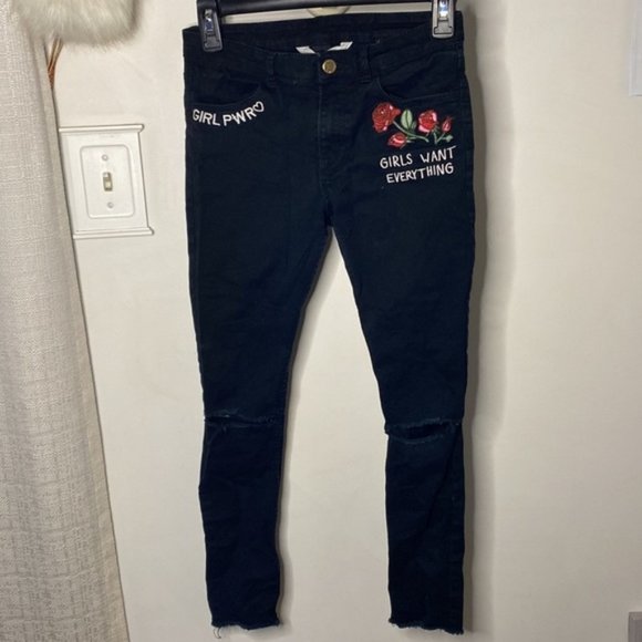 🌷H&amp;M🌷 Girls Black Slim Distressed Knee Rose Patch Embroidery Stretch Jeans - Picture 1 of 8